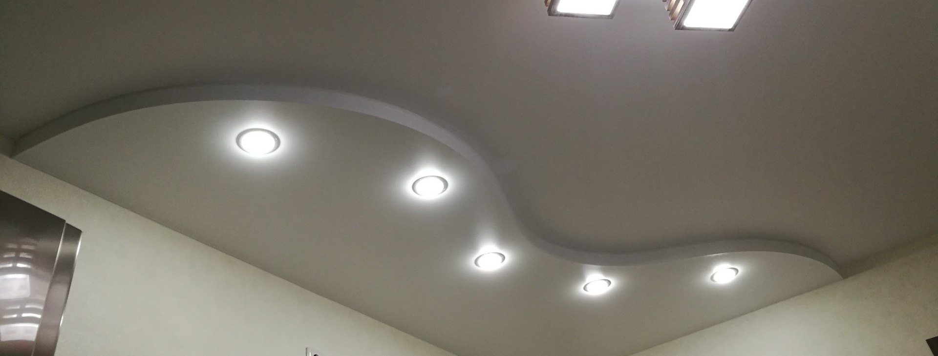 Двухуровневый потолок люстра светильники