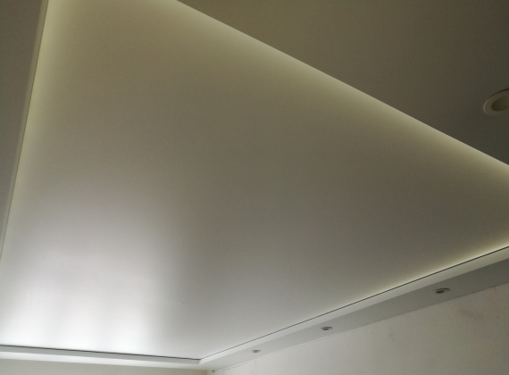Двухуровневый прямоугольный потолок с подсветкой